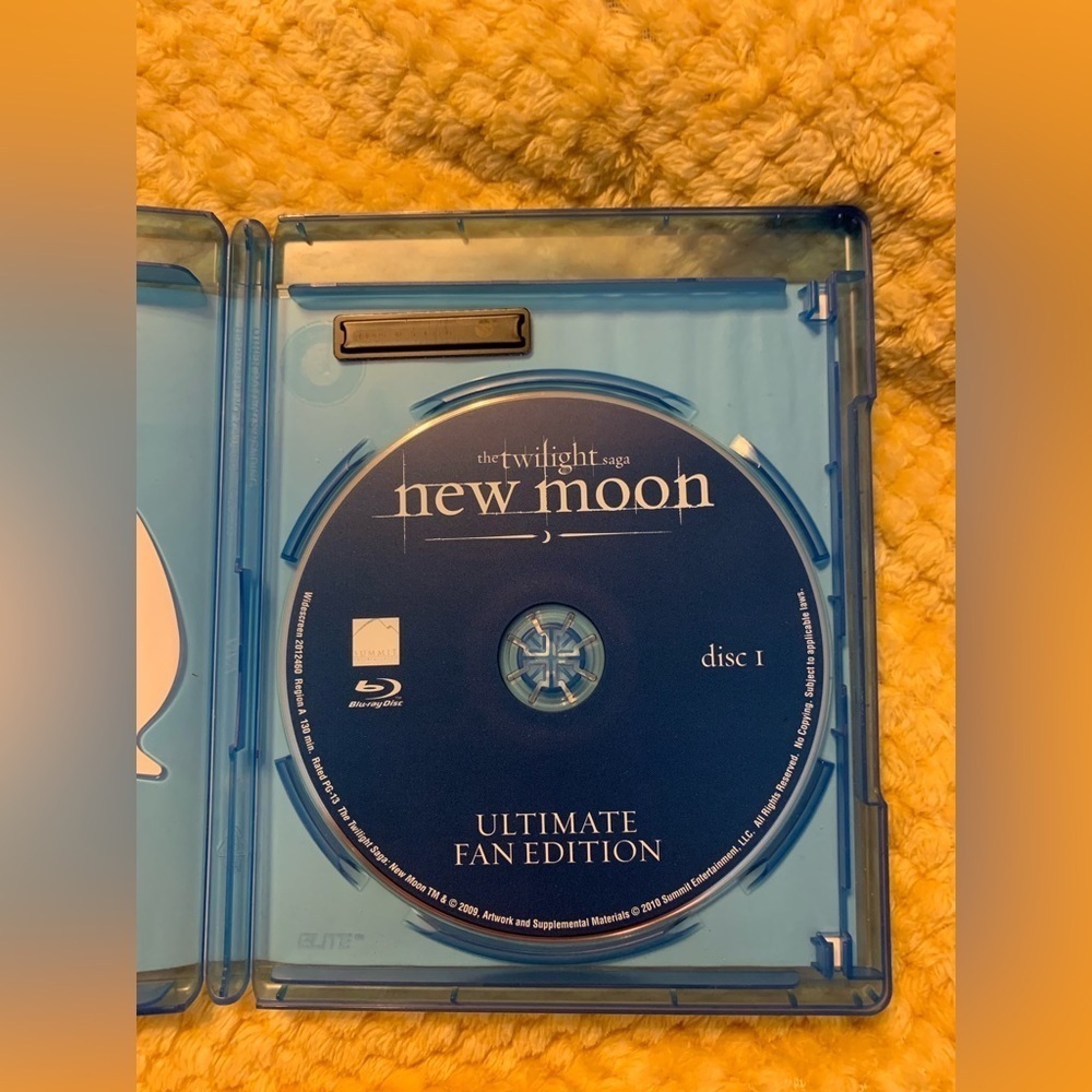 Twilight New Moon Blu-Ray. Ultimate fan edition. Run time 131 minutes. - Picture 3 of 3